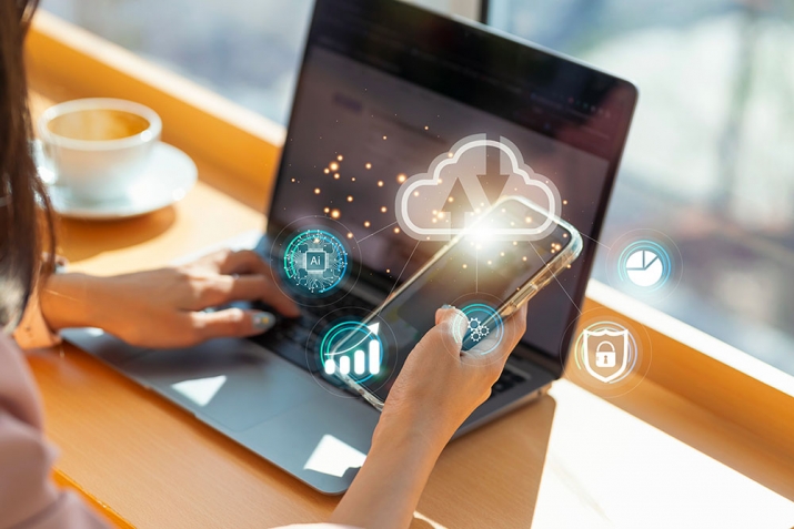 Femme faisant une sauvegarde de ses données dans le cloud